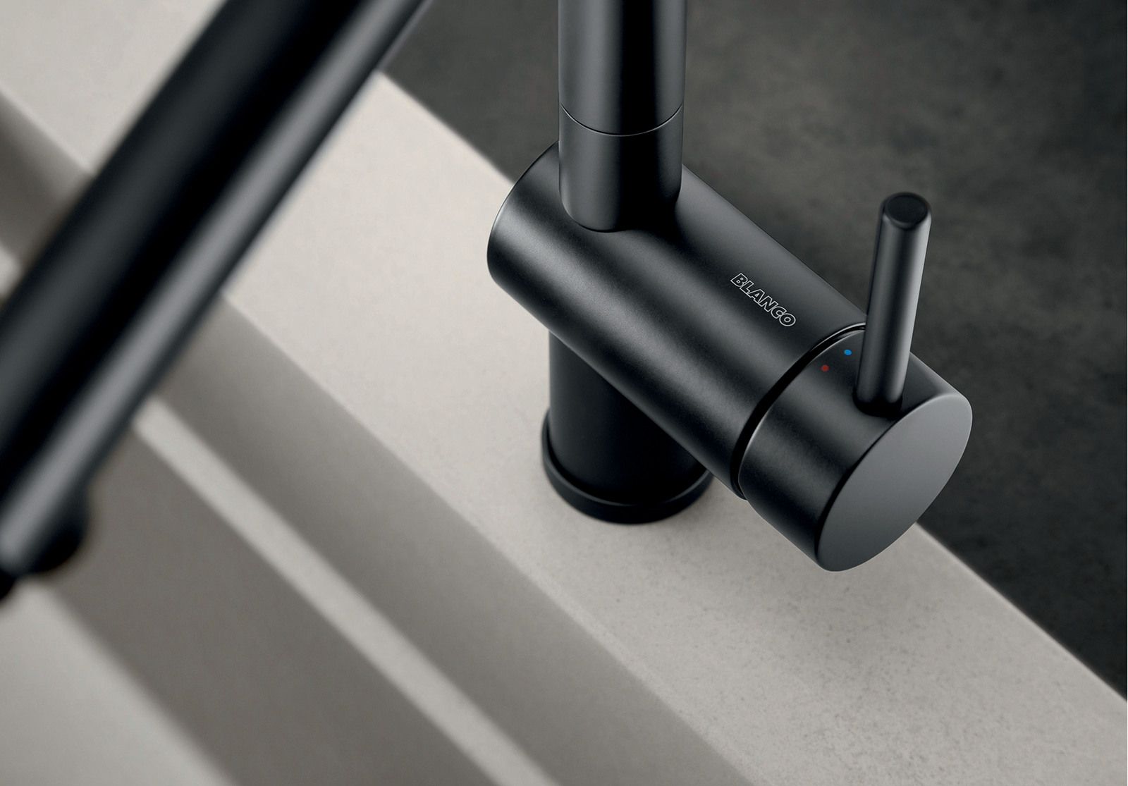 Кухонный смеситель Blanco Linus Black Matt 525806