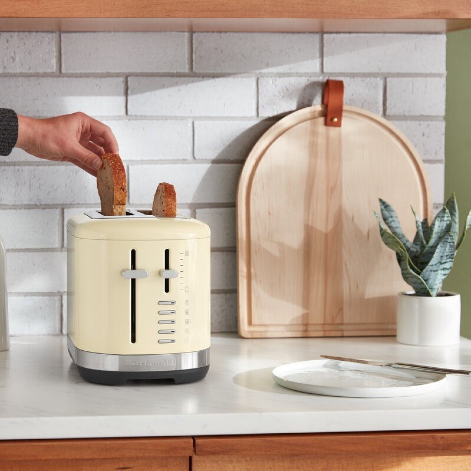 Тостер KitchenAid 2-Slice Toaster Almond Cream KMT2109AC