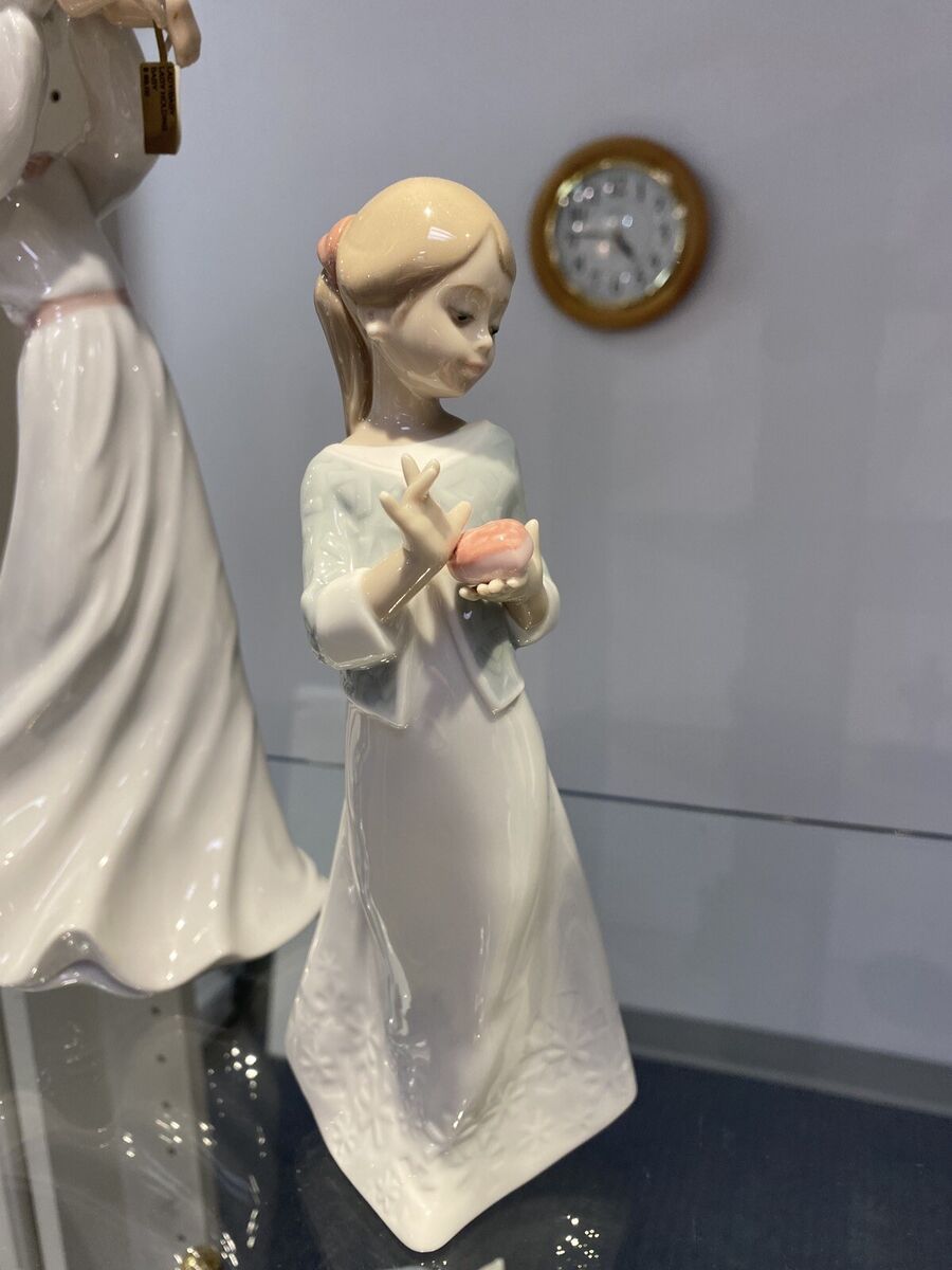 Статуэтка NAO A Gift From the Heart 2001588