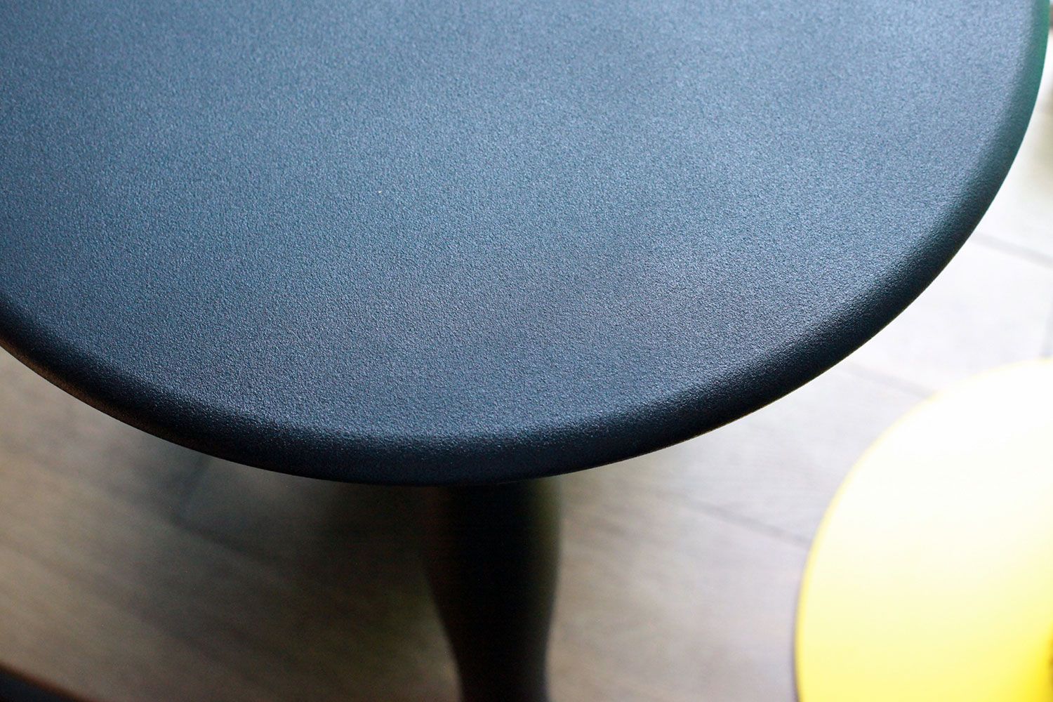 Приставной столик Qeeboo Helpyourself Black Side Table 61002BL