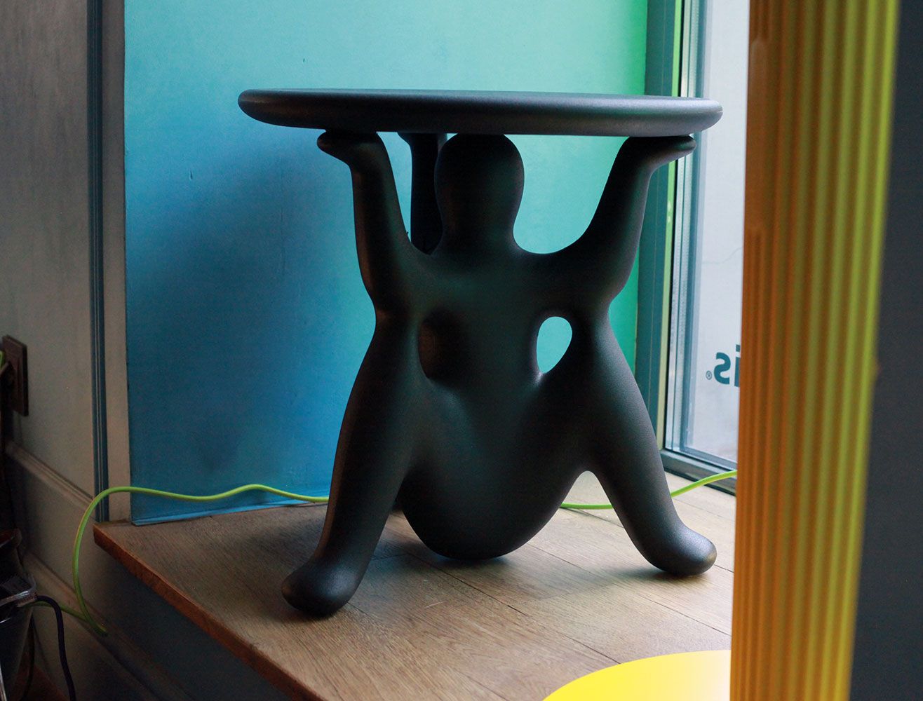 Приставной столик Qeeboo Helpyourself Black Side Table 61002BL