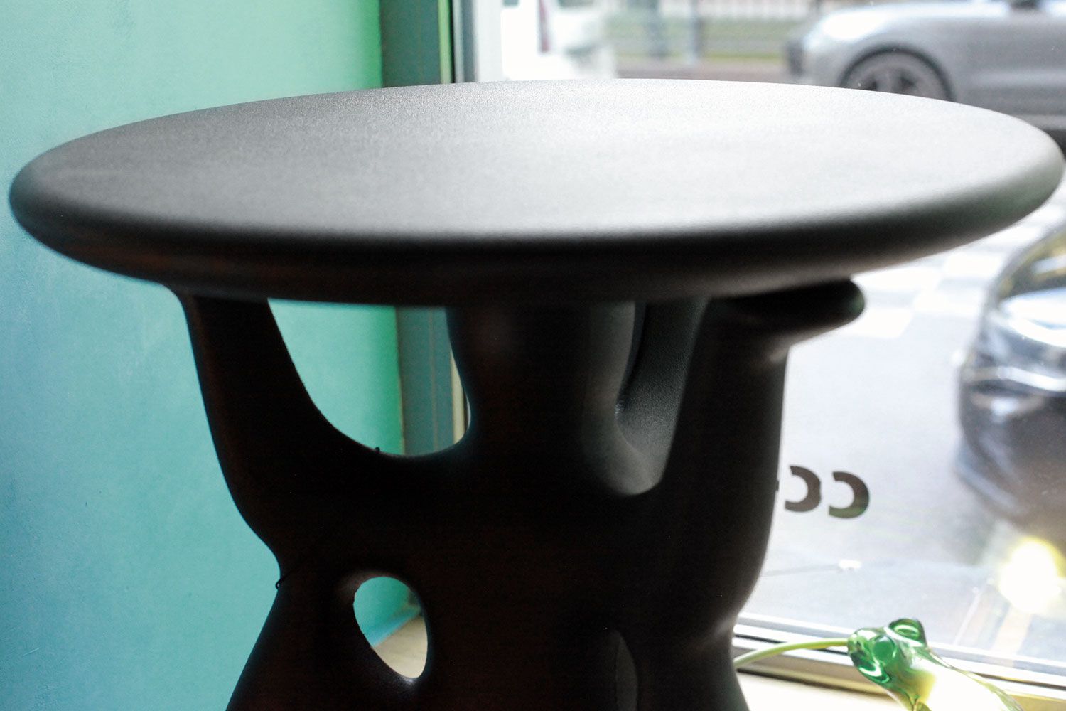 Приставной столик Qeeboo Helpyourself Black Side Table 61002BL
