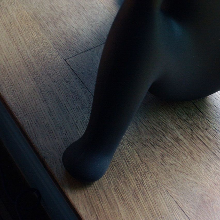 Приставной столик Qeeboo Helpyourself Black Side Table 61002BL