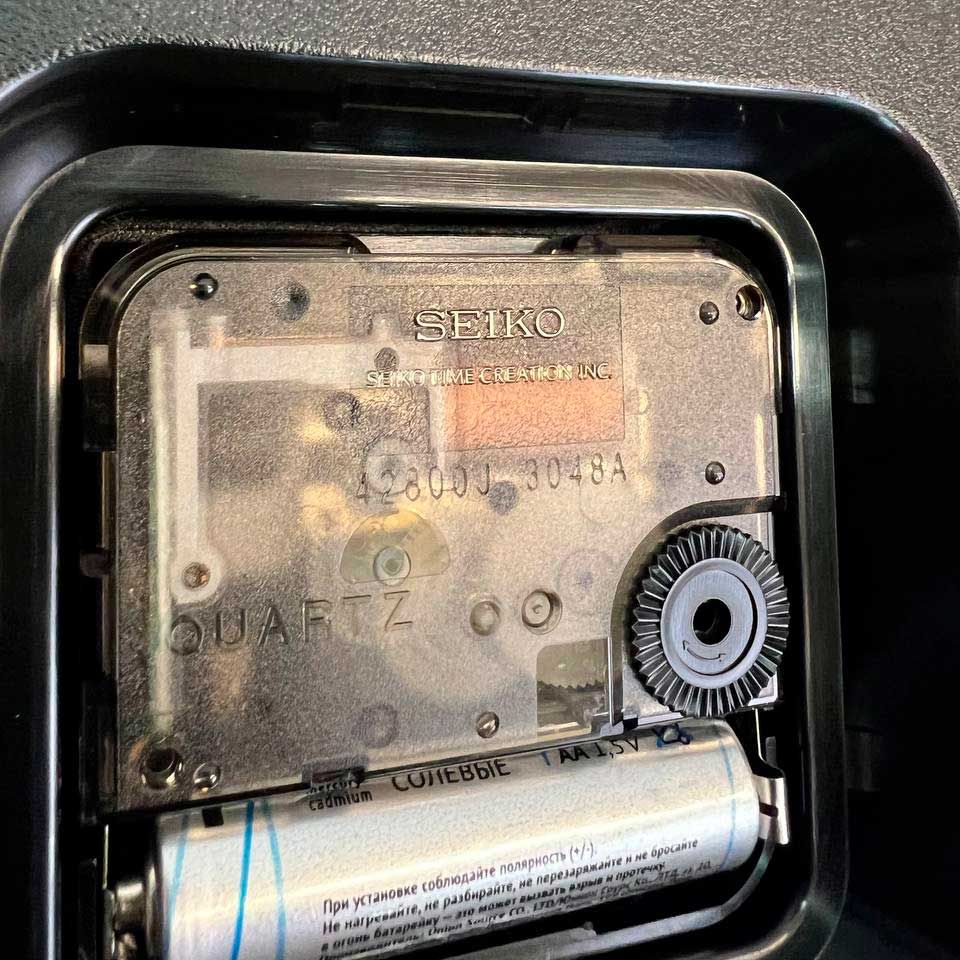 Настенные часы Seiko Quartz Wall Clock QXA823S